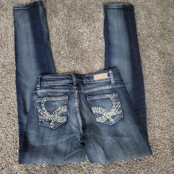 Denim - NWOT bling butt skinny jeans